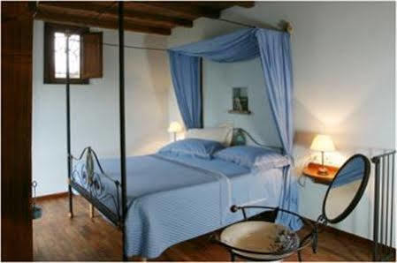 Lodole Bed & Breakfast 2*